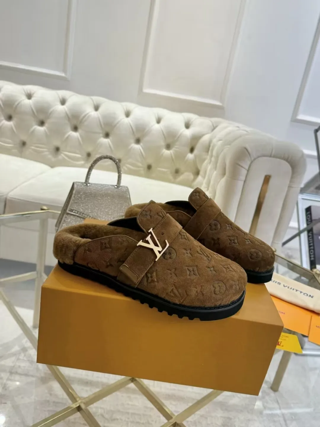 p600✨ LV Couple’s Wool Slippers｜Full of high-end feel, the soles of your feet are luxurious✨ We have achieved the ultimate restoration of the "higher version" of this pair of LV classic toe-toe slippers! 👫💫 🌟 The core advantages are clear at a glance: ✔️ Original jacquard + cowhide fabric, delicate texture, high-end at first glance; ✔️ 280% pure wool lining, wearing barefoot is like stepping on clouds ☁️, soft and skin-friendly and not sweaty; ✔️ Non-slip rubber bottom + three-dimensional toe design, super stable for walking, fashionable and practical!  👀 Must-have attention to detail: Belt buckle + classic LV presbyopic elements, revealing the aura of a big-name brand in a low-key manner ~ Whether it is a couple dating or a trip with besties, both of them are the focus when they go out👟💖 ✨ Easily match the wardrobe: jeans + sweaters, lazy and casual style ✔️ Coat + skirt, refined and elegant ✔️ One pair of shoes can handle a variety of styles, and the sense of luxury is never artificial ~ #LV slippers #couple outfit #High-End Customization #Quality Shoes Recommendation Fabric: Yangjing/classic jacquard fabric Lining: Imported wool lining Sole: Original rubber sole Size: Female 35-41 Male 38-46